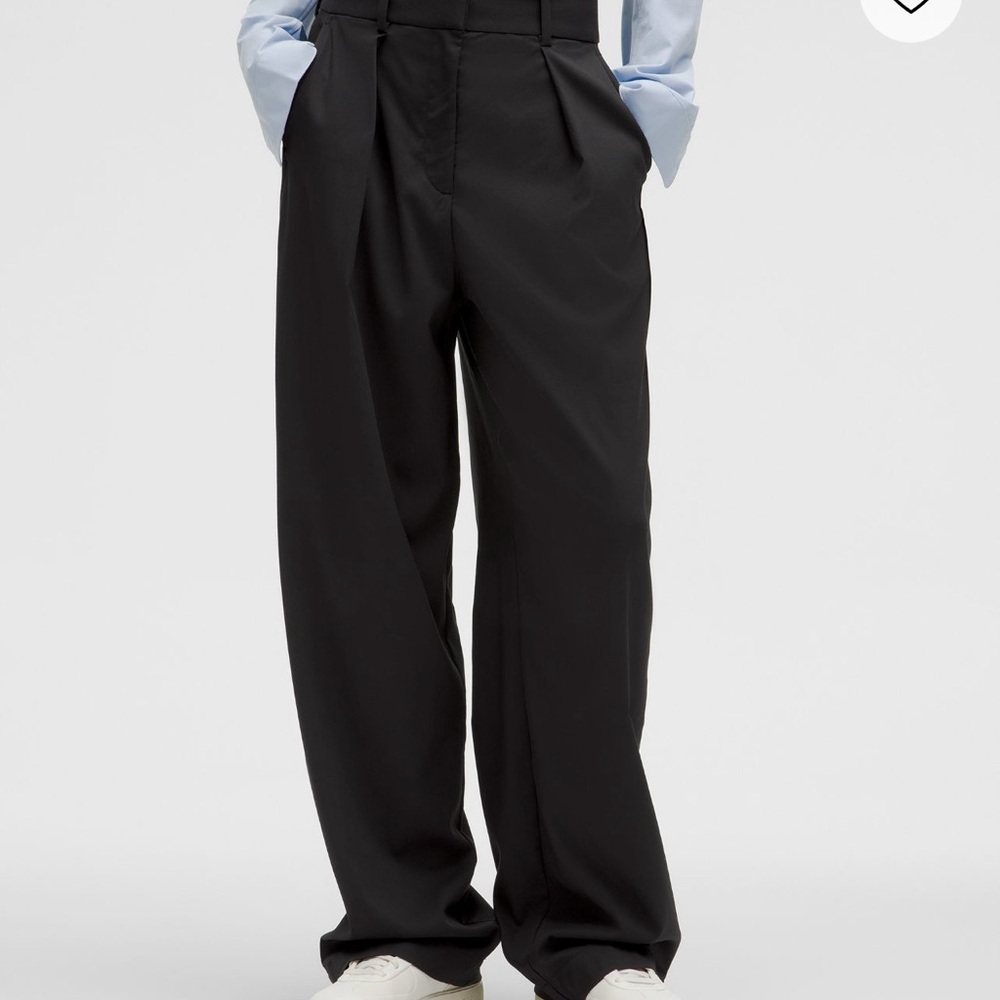Pleat-Front High-Rise
Trouser * Regular size 4 blk